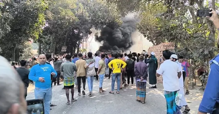 বিক্ষুব্ধ জনতার সড়ক অবরোধ